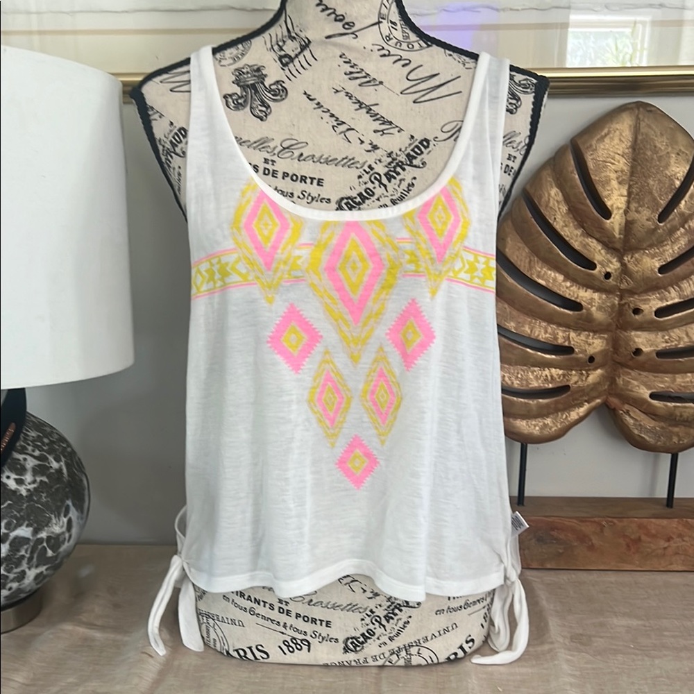 Gray Graphic Crop Tank Top with Scoop Neckline
